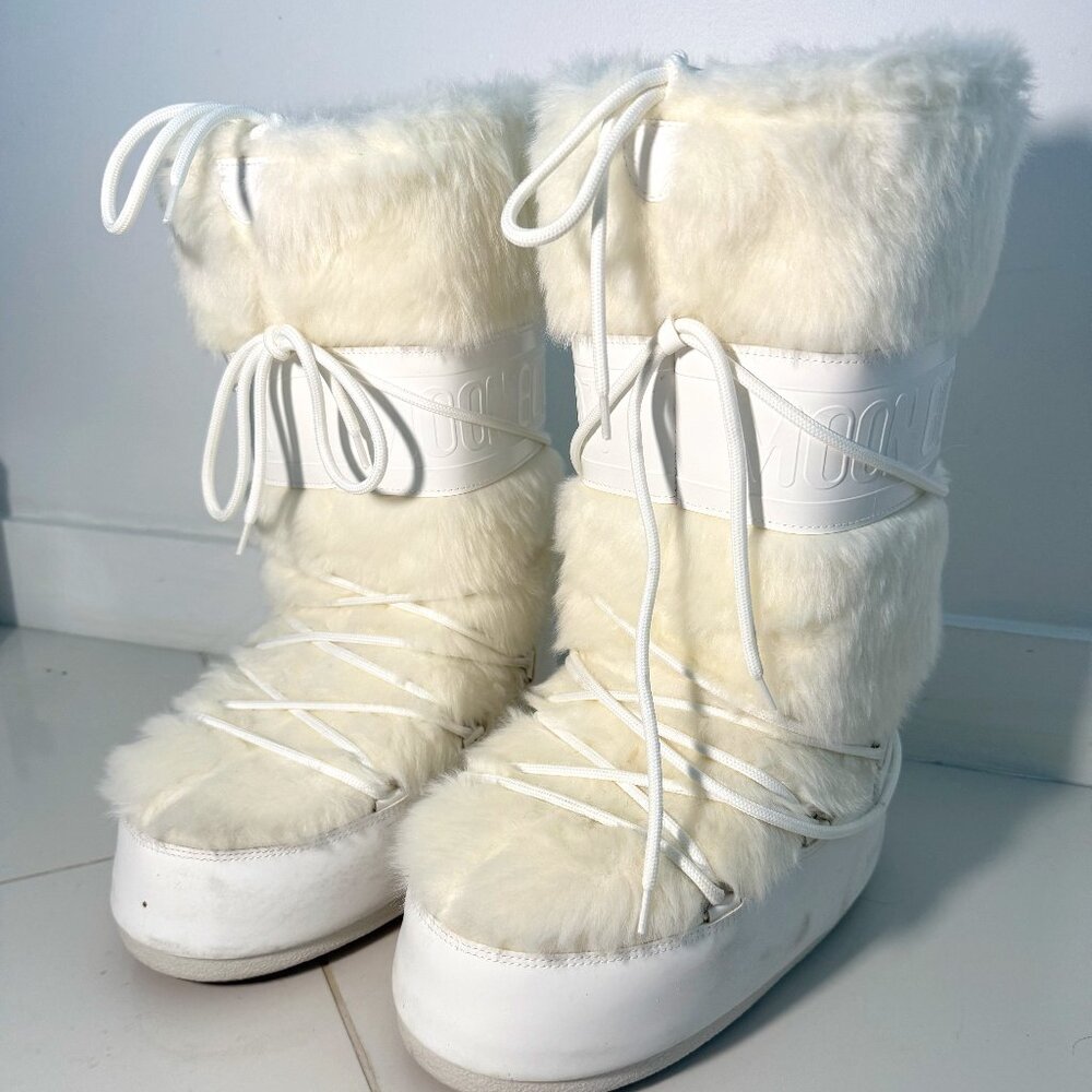 Moon Boot Women’s Classic Faux Fur Snow Boots – White – Size fits between 9/10.5